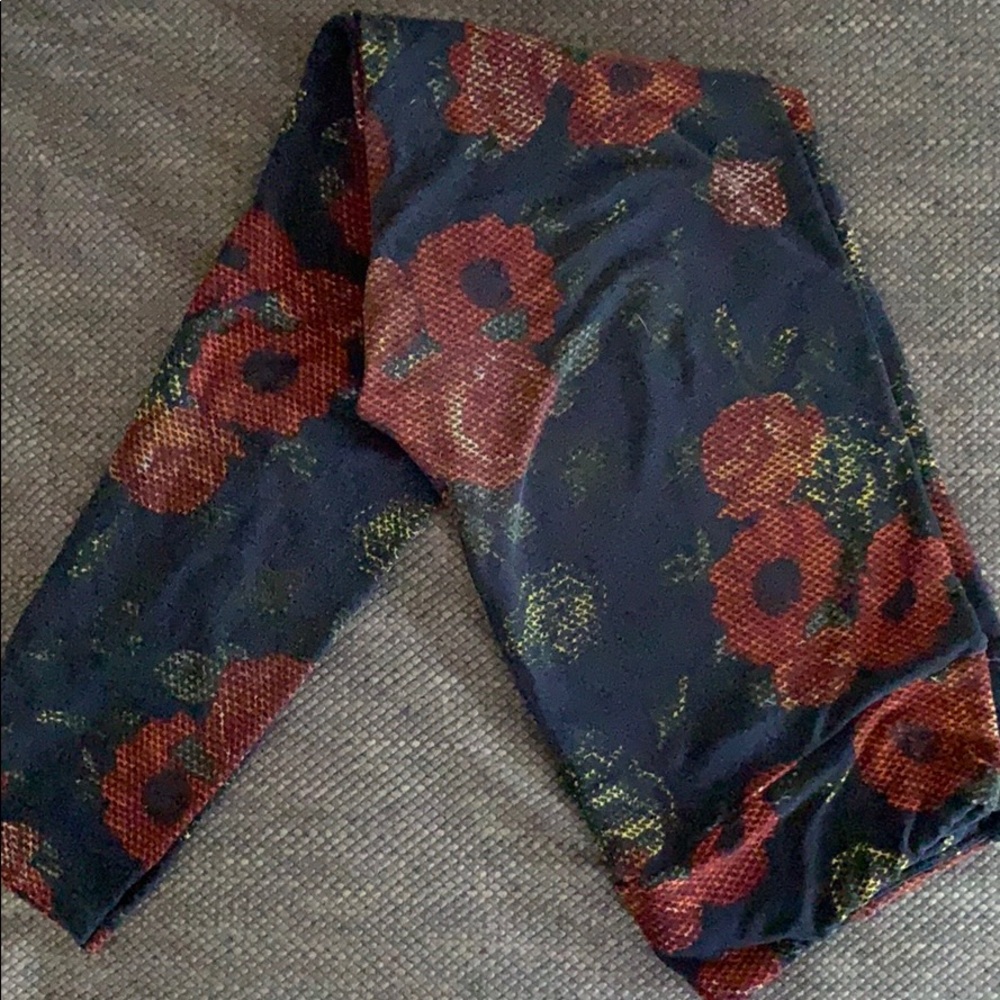 EUC TC LLR leggings. Navy w/ digital floral print
